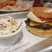 Foto diambil di Burger Hood برجر هوود oleh Khaled pada 2/15/2015