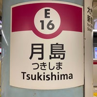 Photo taken at Oedo Line Tsukishima Station (E16) by り on 7/2/2023