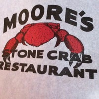 Foto tirada no(a) Moore&amp;#39;s Stone Crab Restautant por Destination Cuisine L. em 12/28/2012