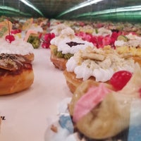 Foto scattata a WOW Donuts and Drips da Raul C. il 3/25/2018