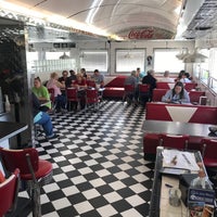 Das Foto wurde bei Route 66 Diner von Dmitry am 6/13/2021 aufgenommen