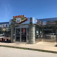รูปภาพถ่ายที่ Route 66 Diner โดย Dmitry เมื่อ 6/13/2021