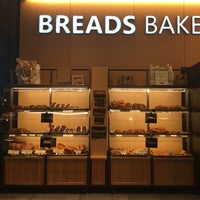 รูปภาพถ่ายที่ Breads Bakery โดย Mithun P. เมื่อ 8/11/2018