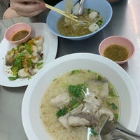 Photo taken at เจ้าหลง ลูกชิ้นปลา by Miumiu . on 9/2/2019