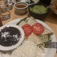 Foto diambil di Fogón Cocina Mexicana oleh Rita F. pada 11/18/2022