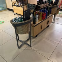 Foto diambil di Starbucks oleh Dixie pada 12/6/2021