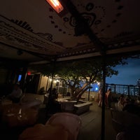 Foto scattata a Upstairs Rooftop Lounge at Ace Hotel da Nader il 9/29/2023