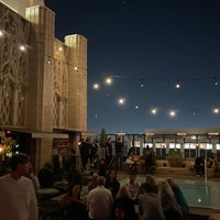 รูปภาพถ่ายที่ Upstairs Rooftop Lounge at Ace Hotel โดย Nader เมื่อ 8/27/2022