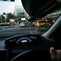 Photo taken at Khlong Tan Intersection Flyover by Piks 😑🔨😑🔨 \. on 5/18/2017
