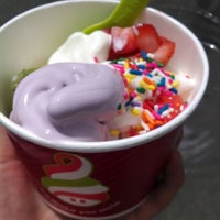 6/21/2014에 Ryan H.님이 Menchie&#39;s Frozen Yogurt에서 찍은 사진