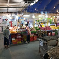 Photo taken at ตลาดนวลจันทร์ 36 (ตลาดสามแยกวังรุ้งเก่า) by BoYbEbE on 2/16/2022