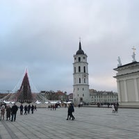 Foto diambil di Katedros aikštė | Cathedral Square oleh W R. pada 1/2/2018