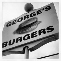 3/30/2013 tarihinde Ashley W.ziyaretçi tarafından George&#39;s Burgers'de çekilen fotoğraf