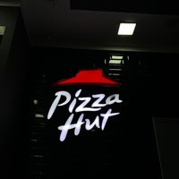 Photo taken at Pizza Hut by Àli Å. on 8/11/2022