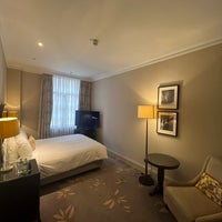 Foto diambil di Grosvenor House Hotel, a JW Marriott Hotel oleh MA pada 5/3/2024