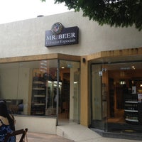 Foto tirada no(a) Mr. Beer Cervejas Especiais por Viviane B. em 4/7/2013