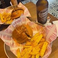 Foto scattata a MEZBAA Steak&amp;amp;Burger da Merve Dokuma il 6/6/2022