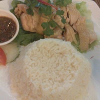 Das Foto wurde bei Nana Banana Thai Restaurant &amp; Bar von Xanga K. am 9/14/2012 aufgenommen