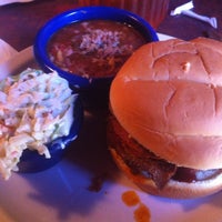 Foto diambil di Red Hot &amp;amp; Blue  -  Barbecue, Burgers &amp;amp; Blues oleh D W. pada 7/26/2013