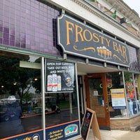 Foto tirada no(a) Frosty Bar por Kelly P. em 5/22/2020