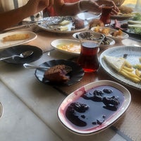Das Foto wurde bei Naturalinn Şarküteri &amp;amp; Restoran von Onur A. am 8/8/2020 aufgenommen
