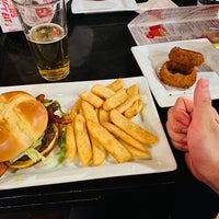 Photo taken at Red Robin Gourmet Burgers and Brews by Utan H. on 2/21/2023
