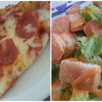 3/9/2013 tarihinde Chrissy D.ziyaretçi tarafından Molokai Pizza Cafe'de çekilen fotoğraf