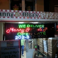 รูปภาพถ่ายที่ Manny &amp;amp; Olga’s Pizza โดย Rob S. เมื่อ 7/13/2013