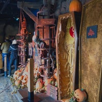 Photo taken at The London Dungeon by A on 11/3/2019