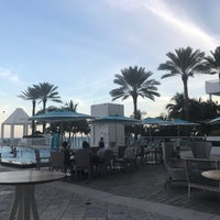 รูปภาพถ่ายที่ Pool at the Diplomat Beach Resort Hollywood, Curio Collection by Hilton โดย Sharon J. เมื่อ 2/16/2019