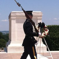 Foto scattata a Arlington National Cemetery da RunBeerSleepRepeat il 6/2/2013