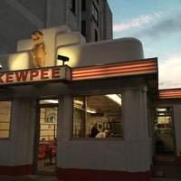 Foto tomada en Kewpee Hamburgers  por RunBeerSleepRepeat el 3/24/2016