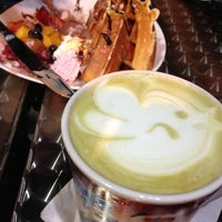 รูปภาพถ่ายที่ Macchiato โดย Betty T. เมื่อ 11/4/2012