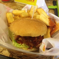 Foto diambil di Marshall&amp;#39;s Burger oleh Teow Y. pada 11/14/2013