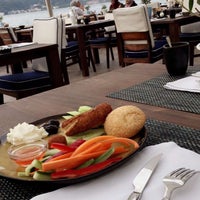Foto tomada en Cruise Lounge Bar at Radisson Blu Bosphorus Hotel  por Arwa K. el 9/29/2017