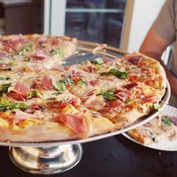 Foto diambil di Five Points Pizza oleh Five Points Pizza pada 8/6/2014