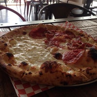 5/23/2014 tarihinde Charles E.ziyaretçi tarafından Dolce Vita Pizzeria'de çekilen fotoğraf