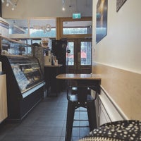 Foto tirada no(a) Moguls Coffee House por R em 5/15/2022