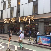 Photo taken at Shake Shack by Vivi B. on 6/26/2017