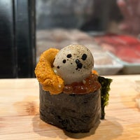 Foto diambil di Tanoshi Sushi oleh Sara L. pada 9/29/2022