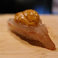 Foto diambil di Tanoshi Sushi oleh Sara L. pada 9/2/2022