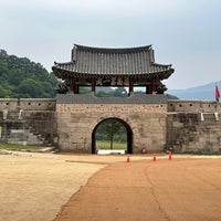 Photo taken at 문경새재 제1관문 (주흘관) by MANWOL on 6/7/2023