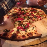10/8/2016 tarihinde Carolyn F.ziyaretçi tarafından SoLo Wood-Fired Pizza'de çekilen fotoğraf