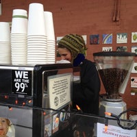 รูปภาพถ่ายที่ Bus Stop Good Coffee โดย Nader A. เมื่อ 11/12/2011