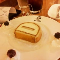 Photo taken at Sweet Roll by 윤하 박. on 7/17/2012