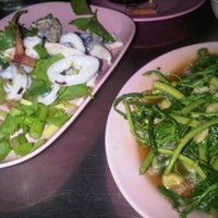 Photo taken at พรเจริญต้มหัวปลา (ข้าวต้มปลา) by Natt on 2/11/2012
