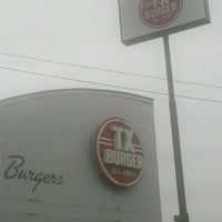 Foto tomada en TX Burger - Madisonville  por Bryan L. el 1/8/2012
