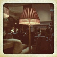 Foto diambil di The Veranda Bar/Lobby Lounge at Hotel Casa Del Mar oleh Lisa pada 2/11/2012