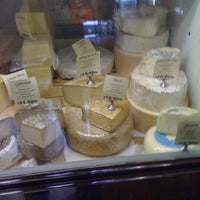 Das Foto wurde bei Cheese+Wine von Kathleen am 5/30/2011 aufgenommen