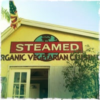Foto tomada en Steamed Organic Vegetarian Cuisine  por D el 12/10/2011